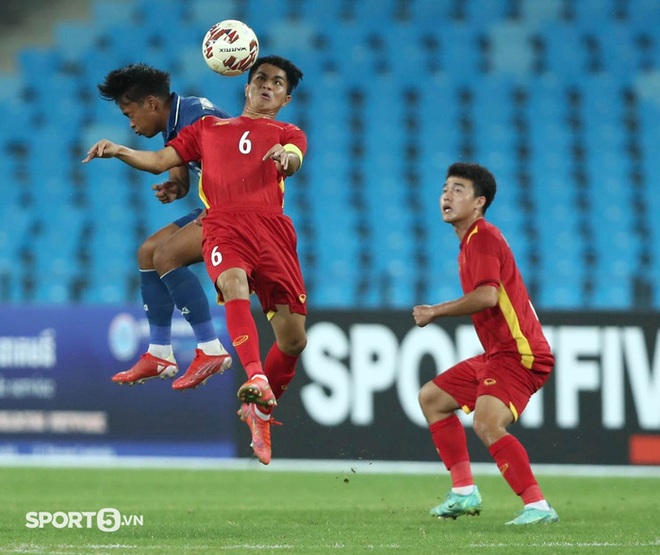 Video: Bảo Toàn đánh đầu cực đỉnh, hóa đá thủ môn U23 Thái Lan - Ảnh 5.