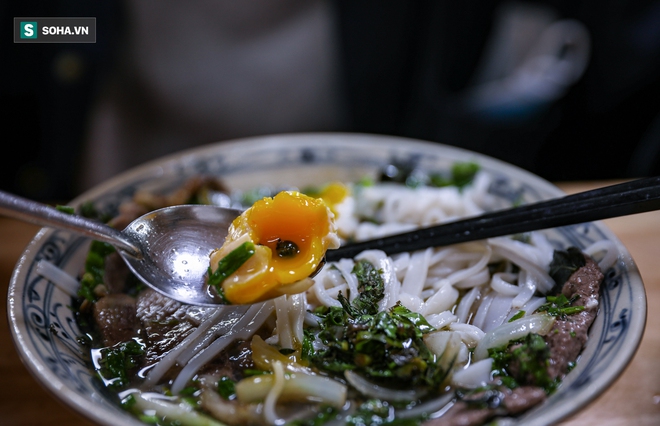 Qu&aacute;n phở lửa mỗi ng&agrave;y chỉ l&agrave;m 10 b&aacute;t, kh&aacute;ch trả 2 triệu cũng kh&ocirc;ng b&aacute;n mang về - Ảnh 6.