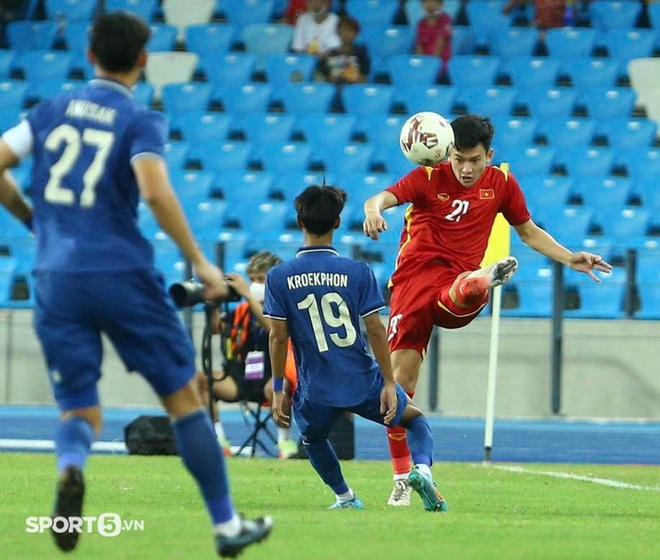 Video: Bảo Toàn đánh đầu cực đỉnh, hóa đá thủ môn U23 Thái Lan - Ảnh 6.