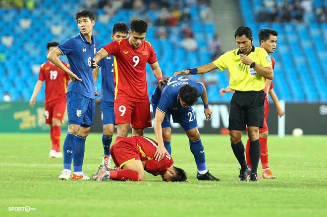 Nguyên Hoàng ngã trong vòng cấm, trọng tài từ chối phạt đền cho U23 Việt Nam - Ảnh 9.