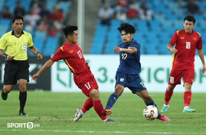 Video: Bảo Toàn đánh đầu cực đỉnh, hóa đá thủ môn U23 Thái Lan - Ảnh 8.