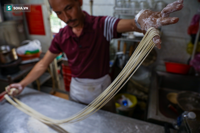 Qu&aacute;n phở lửa mỗi ng&agrave;y chỉ l&agrave;m 10 b&aacute;t, kh&aacute;ch trả 2 triệu cũng kh&ocirc;ng b&aacute;n mang về - Ảnh 10.