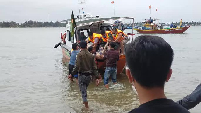 Chủ tịch nước Nguyễn Xu&acirc;n Ph&uacute;c chia buồn với gia đ&igrave;nh nạn nh&acirc;n vụ ch&igrave;m t&agrave;u ở Quảng Nam - Ảnh 1.