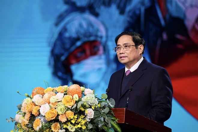 Thủ tướng: Nghi&ecirc;n cứu ti&ecirc;m vắc-xin mũi 4, tăng cường quản l&yacute; bệnh nh&acirc;n Covid-19 tại nh&agrave; - Ảnh 1.