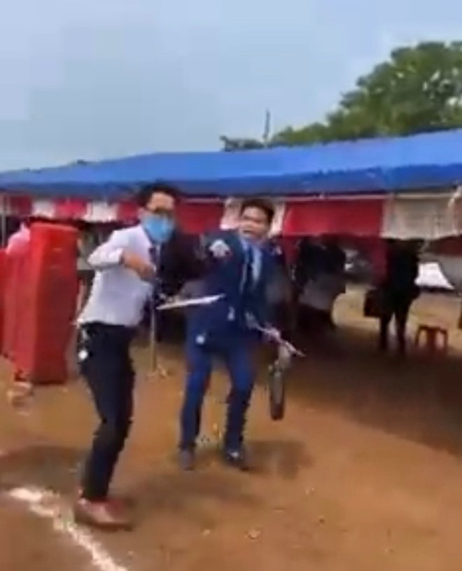 C&ocirc;ng an th&ocirc;ng tin vụ &ldquo;chạy tụt quần để được cọc đất - Ảnh 1.