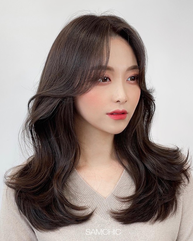 4 tuyệt chiêu dưỡng tóc học lỏm từ gái Hàn giúp tóc mềm mướt, bồng bềnh sau khi gội - Ảnh 4.