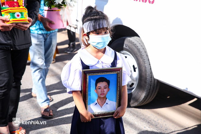 Tang lễ diễn viên nhí Gạo Nếp Gạo Tẻ: Bố mẹ suy sụp phút chia ly, linh cữu được đưa đi hoả táng - Ảnh 6.