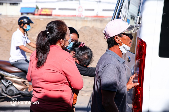 Tang lễ diễn viên nhí Gạo Nếp Gạo Tẻ: Bố mẹ suy sụp phút chia ly, linh cữu được đưa đi hoả táng - Ảnh 10.