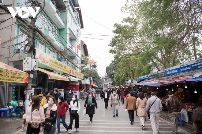 Chen chân vái vọng trước cửa Phủ Tây Hồ sáng mùng 3 Tết Nhâm Dần - Ảnh 1.