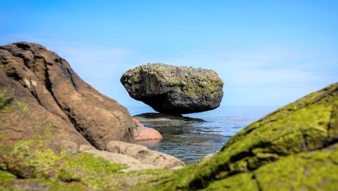 Những tảng đá giữ thăng bằng đáng kinh ngạc nhất trên thế giới - Ảnh 10.