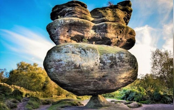 Những tảng đá giữ thăng bằng đáng kinh ngạc nhất trên thế giới - Ảnh 4.