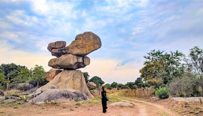Những tảng đá giữ thăng bằng đáng kinh ngạc nhất trên thế giới - Ảnh 8.