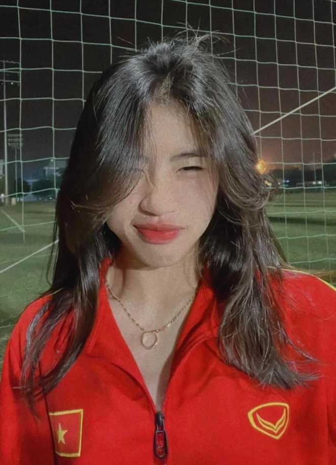 Nữ tiền đạo 2k1 xinh đẹp của tuyển Việt Nam, ngắm ảnh đời thường mới thấy trái ngược trên sân bóng - Ảnh 7.