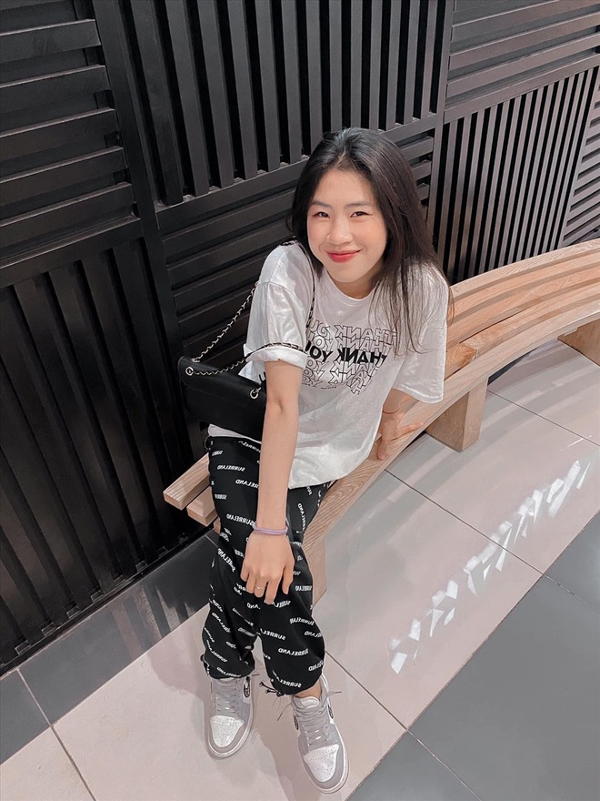 Nữ tiền đạo 2k1 xinh đẹp của tuyển Việt Nam, ngắm ảnh đời thường mới thấy trái ngược trên sân bóng - Ảnh 2. Nữ tiền đạo 2k1 xinh đẹp của tuyển Việt Nam, ngắm ảnh đời thường mới thấy trái ngược trên sân bóng - Ảnh 2.
