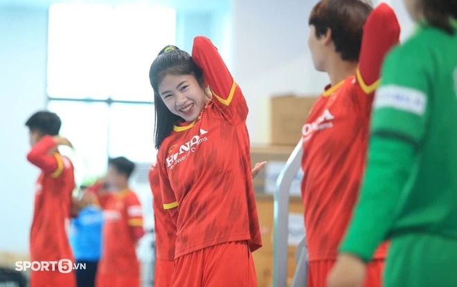 Nữ tiền đạo 2k1 xinh đẹp của tuyển Việt Nam, ngắm ảnh đời thường mới thấy trái ngược trên sân bóng - Ảnh 1.