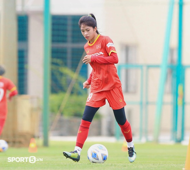 Nữ tiền đạo 2k1 xinh đẹp của tuyển Việt Nam, ngắm ảnh đời thường mới thấy trái ngược trên sân bóng - Ảnh 6.