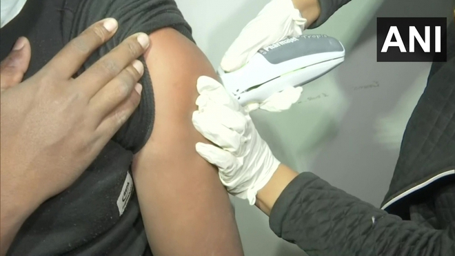 Ấn Độ đưa v&agrave;o sử dụng vaccine ngừa Covid-19 c&ocirc;ng nghệ DNA đầu ti&ecirc;n tr&ecirc;n thế giới - Ảnh 1.