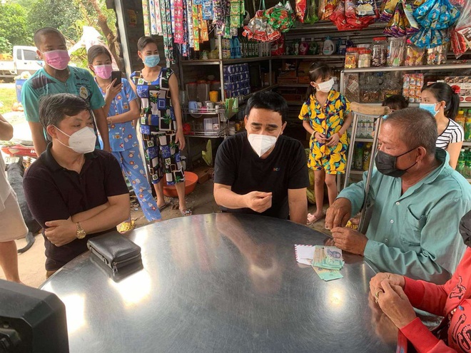 MC Quyền Linh bỏ tiền túi xây tiệm tạp hóa cho cặp vợ chồng nghèo bệnh tật - Ảnh 5.