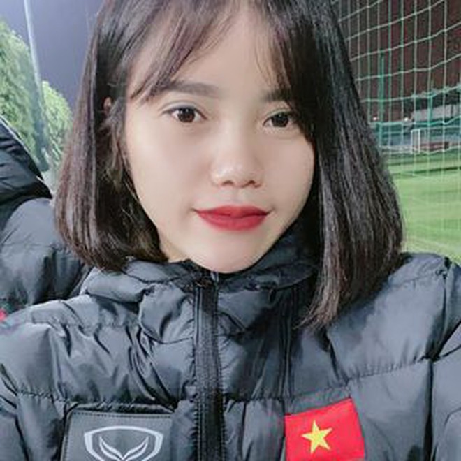Loạt ảnh đối lập của tuyển bóng đá nữ Việt Nam: Trên sân mạnh mẽ, ngoài đời nữ tính nhìn là yêu! - Ảnh 11.