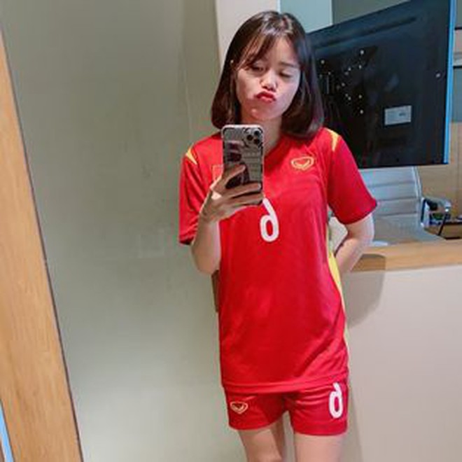 Loạt ảnh đối lập của tuyển bóng đá nữ Việt Nam: Trên sân mạnh mẽ, ngoài đời nữ tính nhìn là yêu! - Ảnh 11.