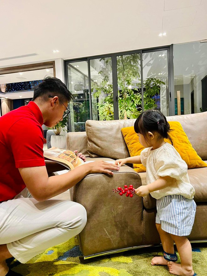 Bạn trai Hương Giang khoe ảnh th&acirc;n thiết b&ecirc;n tiểu thư t&agrave;i phiệt, c&ograve;n l&agrave;m 1 việc cho b&eacute; khiến Cường Đ&ocirc; La phải đ&iacute;ch th&acirc;n cảm ơn - Ảnh 2.
