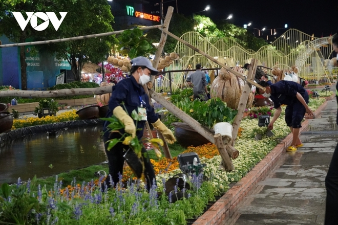 500 người thu dọn đường hoa Nguyễn Huệ trong đ&ecirc;m - Ảnh 1.