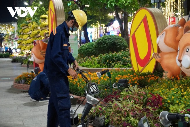 500 người thu dọn đường hoa Nguyễn Huệ trong đ&ecirc;m - Ảnh 2.