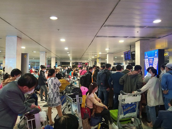 Hành khách vạ vật ở sân bay Tân Sơn Nhất rạng sáng 7/2 chờ lấy hành lý, gọi xe - Ảnh 1.