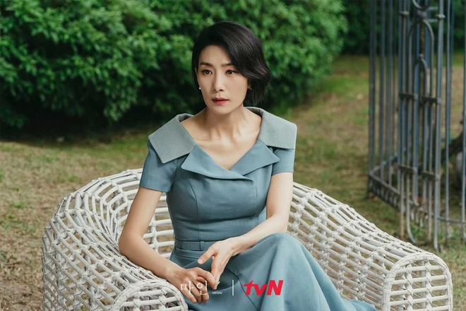 Mỹ nhân Hàn cắt phăng mái tóc dài vì vai diễn: Song Hye Kyo được khen nức nở, idol vạn người mê lại bị chê &quot;y hệt đàn ông&quot; - Ảnh 13.
