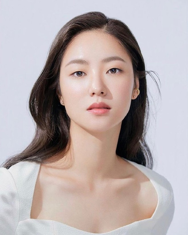 Mỹ nhân Hàn cắt phăng mái tóc dài vì vai diễn: Song Hye Kyo được khen nức nở, idol vạn người mê lại bị chê &quot;y hệt đàn ông&quot; - Ảnh 9.