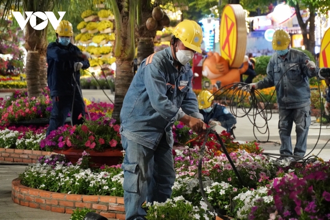 500 người thu dọn đường hoa Nguyễn Huệ trong đ&ecirc;m - Ảnh 3.