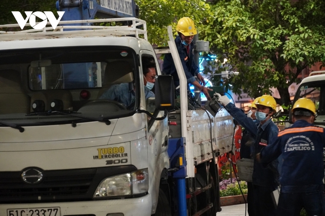 500 người thu dọn đường hoa Nguyễn Huệ trong đ&ecirc;m - Ảnh 4.