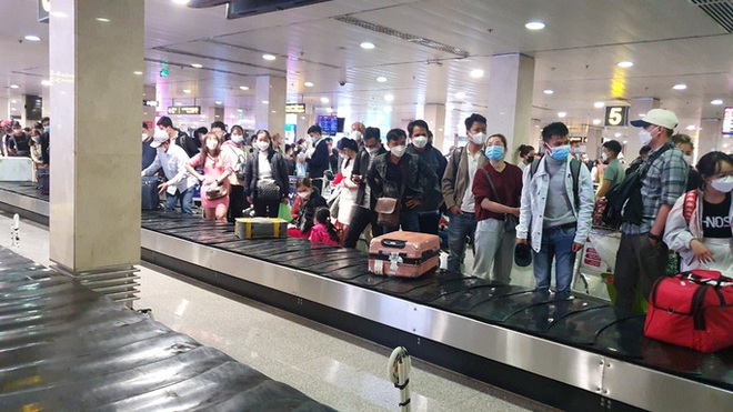 Hành khách vạ vật ở sân bay Tân Sơn Nhất rạng sáng 7/2 chờ lấy hành lý, gọi xe - Ảnh 6.