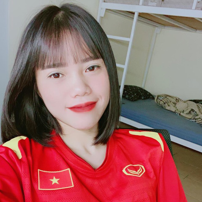 Loạt ảnh đối lập của tuyển bóng đá nữ Việt Nam: Trên sân mạnh mẽ, ngoài đời nữ tính nhìn là yêu! - Ảnh 10.