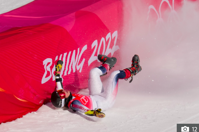 Cổ chân của nữ VĐV trượt tuyết bẻ cong 90 độ sau tai nạn nghiêm trọng ở Olympic mùa đông 2022 - Ảnh 4.