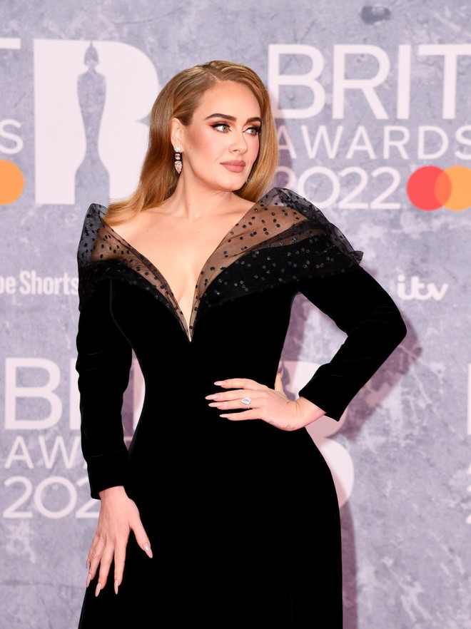 HOT: Adele đính hôn với bạn trai sau gần 7 tháng hẹn hò, tự tin khoe nhẫn cưới khổng lồ trước bàn dân thiên hạ - Ảnh 2.