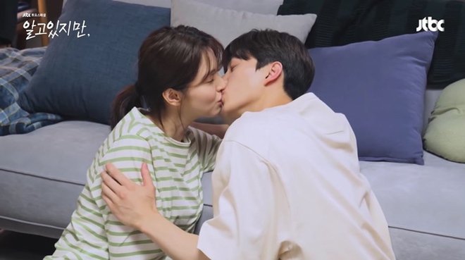 4 hậu trường cảnh hôn ngọt ăn đứt trên phim: Song Kang đòi tới bến với Han So Hee, đôi cuối xem mà ngại - Ảnh 1.