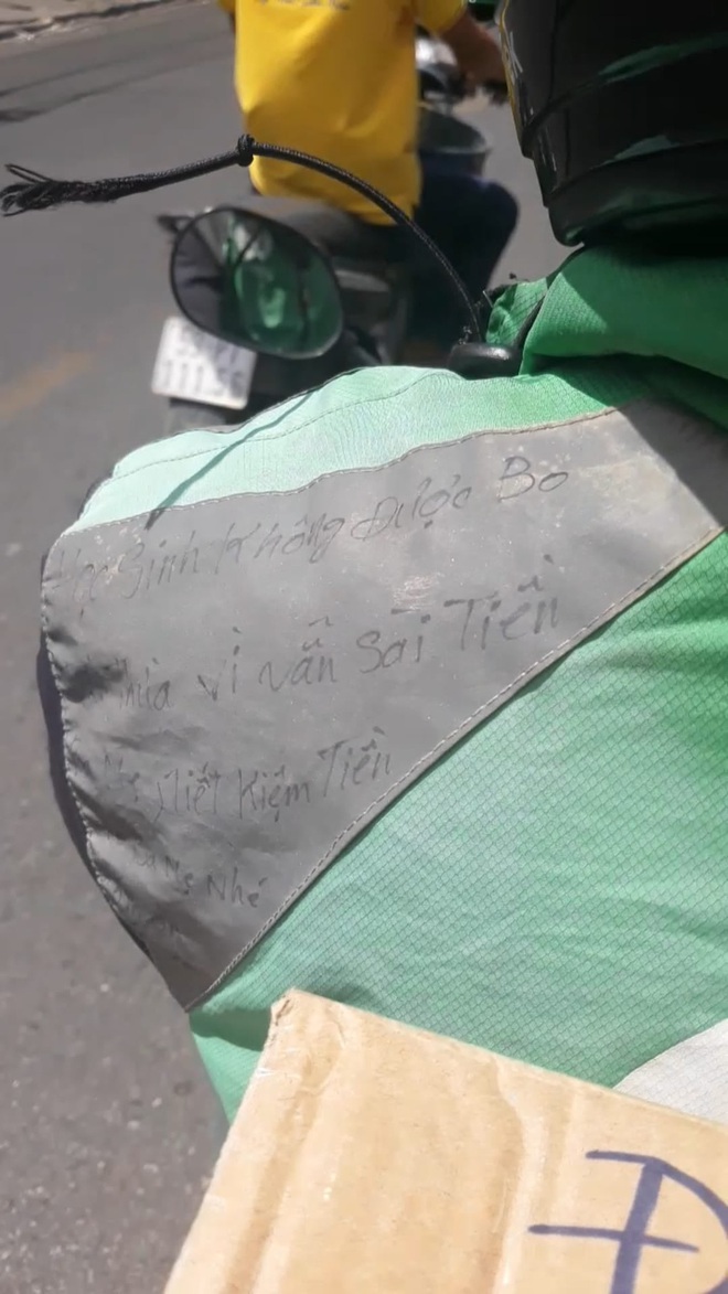 Bị chở đi v&ograve;ng v&egrave;o, nữ sinh vẫn vui vẻ v&igrave; d&ograve;ng chữ tr&ecirc;n vai &aacute;o t&agrave;i xế, ai thấy cũng gật g&ugrave; - Ảnh 3.