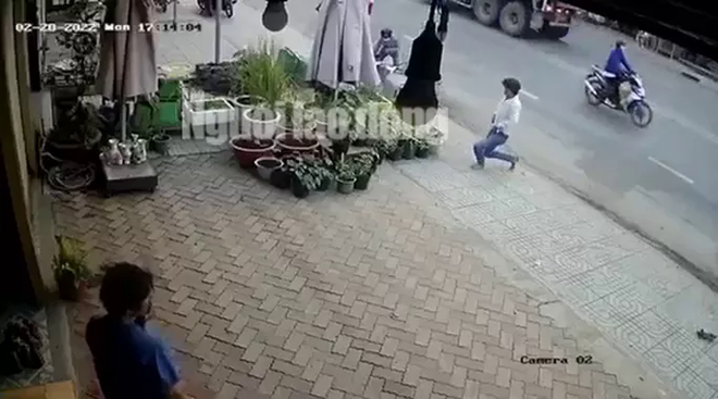 CLIP: Hai nữ sinh tung cước khiến 2 t&ecirc;n cướp ng&atilde; nh&agrave;o - Ảnh 2.