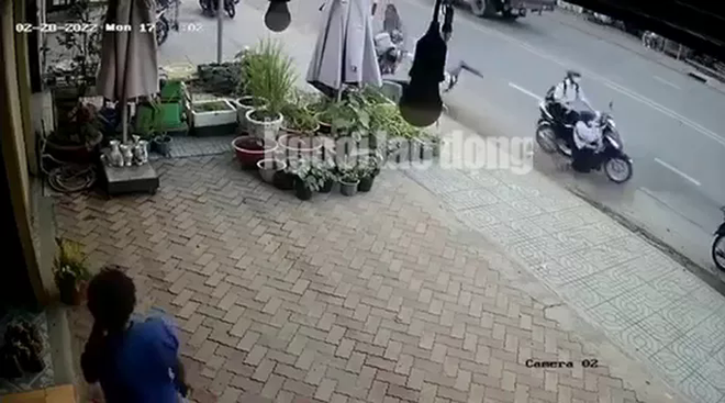 CLIP: Hai nữ sinh tung cước khiến 2 t&ecirc;n cướp ng&atilde; nh&agrave;o - Ảnh 4.