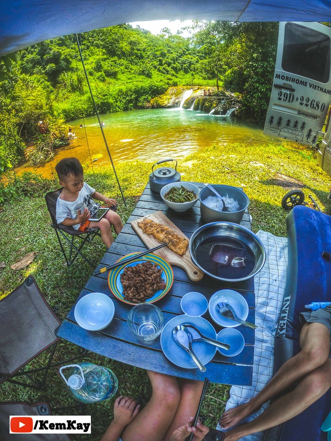 Ông bố mua Mercedes 16 chỗ “xây” nhà di động đưa vợ con đi du lịch “không tiếp xúc” - Ảnh 5.