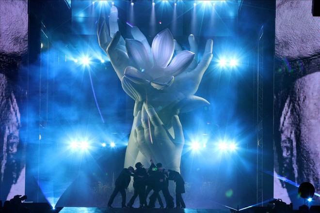 Khổ như fan BTS: 2 năm rồi mới được xem concert của idol nhưng kh&ocirc;ng được h&ograve; reo cổ vũ v&igrave; 1 l&yacute; do! - Ảnh 4.