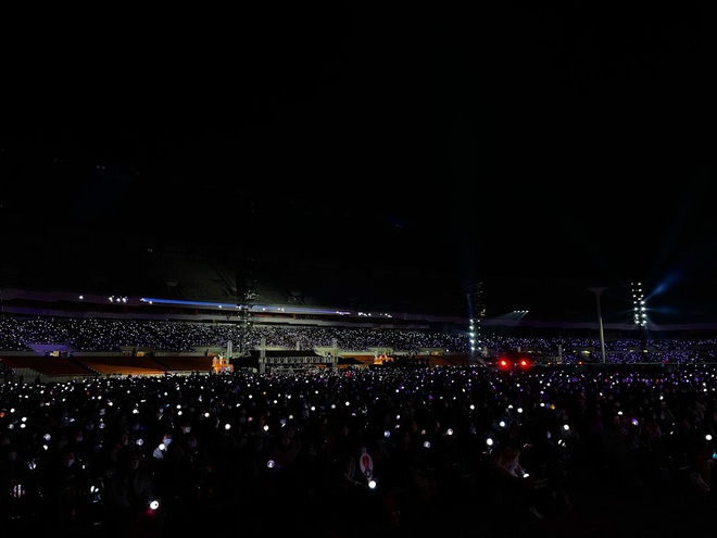 Khổ như fan BTS: 2 năm rồi mới được xem concert của idol nhưng kh&ocirc;ng được h&ograve; reo cổ vũ v&igrave; 1 l&yacute; do! - Ảnh 8.
