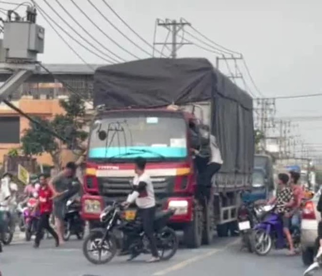 Ngỡ ngàng nguyên nhân nhóm thanh niên cầm dao đập phá xe tải, hành hung tài xế - Ảnh 2.