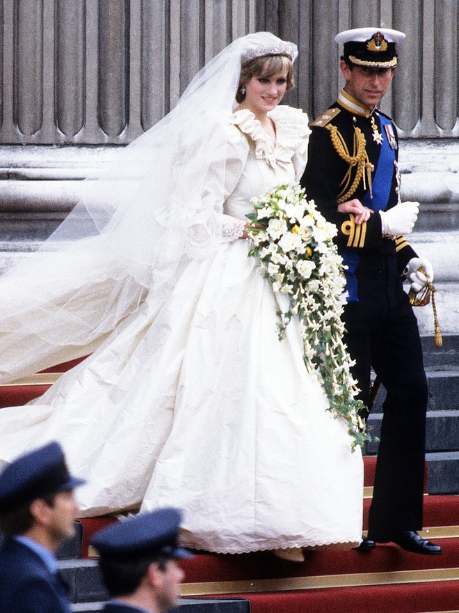Sự khác biệt đầy phũ phàng giữa Công nương Diana và tình địch Camilla trong hôn lễ với Thái tử Charles chỉ trong một khoảnh khắc - Ảnh 1.