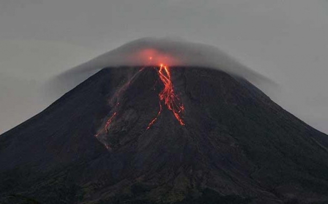 Núi lửa Merapi ở Indonesia phun trào mây nóng xa 5 km khiến người dân phải sơ tán - Ảnh 1.