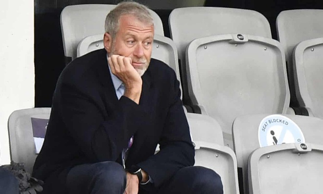 N&Oacute;NG: Ch&iacute;nh phủ Anh trừng phạt tỷ ph&uacute; Abramovich, Chelsea đứng trước biến cố kh&ocirc;n lường - Ảnh 1.