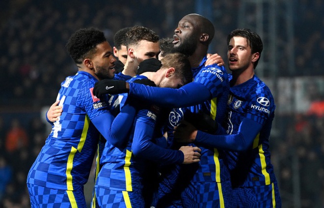N&Oacute;NG: Ch&iacute;nh phủ Anh trừng phạt tỷ ph&uacute; Abramovich, Chelsea đứng trước biến cố kh&ocirc;n lường - Ảnh 2.