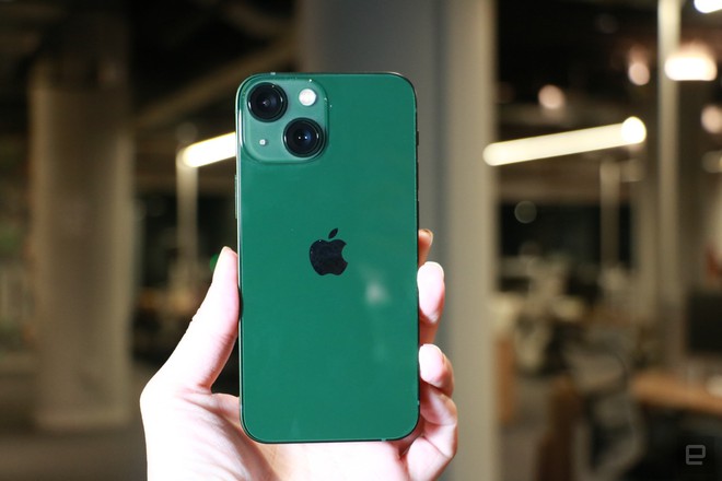 Với thiết kế màu xanh lá đầy trẻ trung và tươi mát, iPhone 13 màu xanh lá là sự lựa chọn hoàn hảo cho những ai yêu thích sự khác biệt. Hãy xem ngay hình ảnh của iPhone 13 màu xanh lá để cảm nhận được sự mới mẻ và độc đáo của sản phẩm từ Apple.