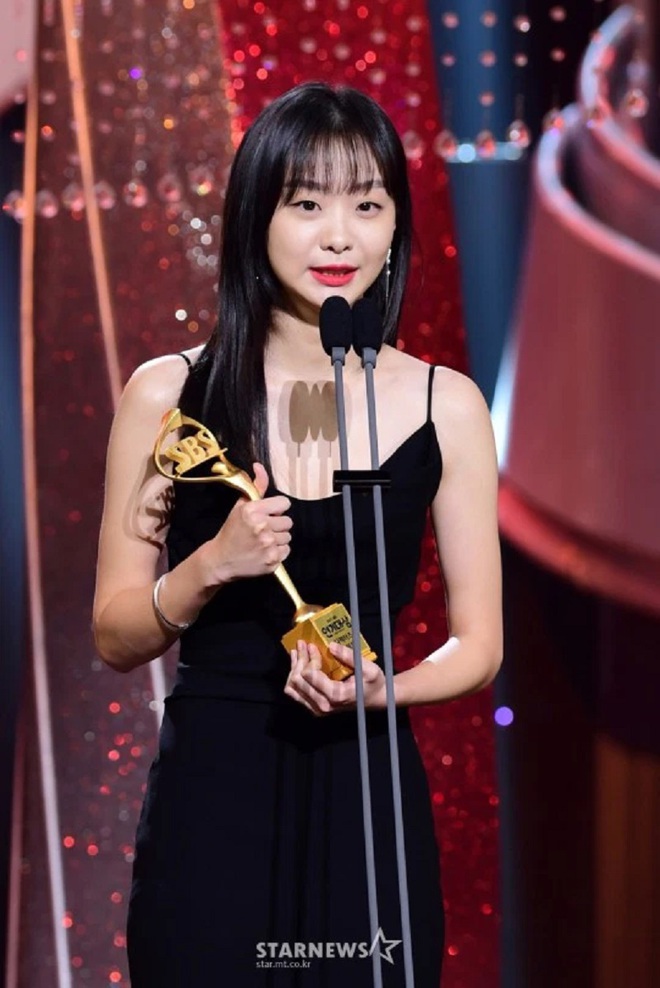 Song Hye Kyo từng bị Jennie hạ đo v&aacute;n nhưng vẫn lấn lướt Lisa với kh&iacute; chất nữ ho&agrave;ng - Ảnh 8.
